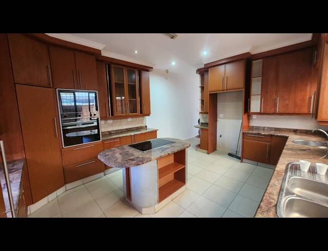 6 BEDROOM HOUSE FOR SALE IN UVONGO